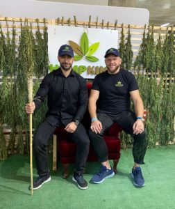 Marcin Tybura i założyciel Hempking